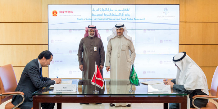  جانب من توقيع اتفاقية إقامة معرض روائع آثار المملكة في الصين برعاية الأمير سلطان بن سلمان