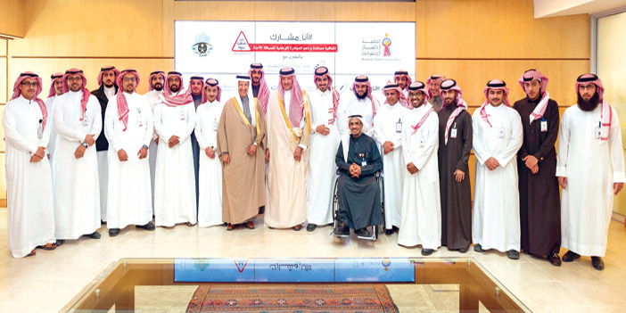  الأمير سلطان بن سلمان ومحافظ هيئة الاتصالات في صورة جماعية عقب توقيع الاتفاقيات