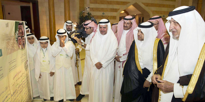  الفيصل بعد توقيعه على العريضة