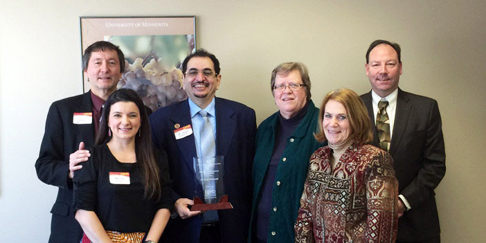  الدكتور الحارثي في صورة جماعية مع مسؤولي الجامعة