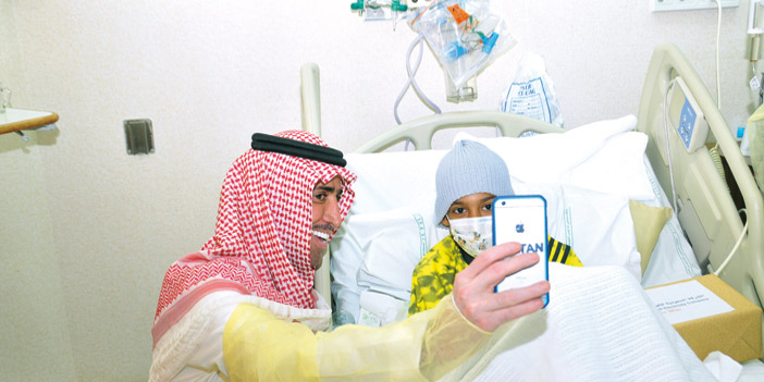  الفنان فائز المالكي في لقطة سيلفي مع أحد الأطفال