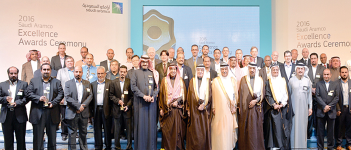  أعضاء مجلس إدارة أرامكو السعودية مع المكرمين في حفل جائزة التميز السنوي