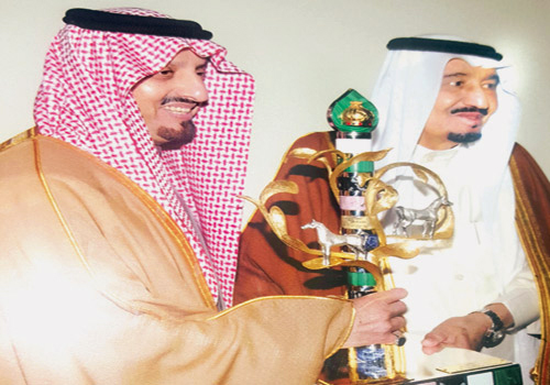  المليك المفدى يتوّج الأمير فيصل بن خالد ببطولة النسخة الماضية