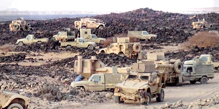 بعض الآليات العسكرية لقوات الشرعية على مقربة من العاصمة صنعاء
