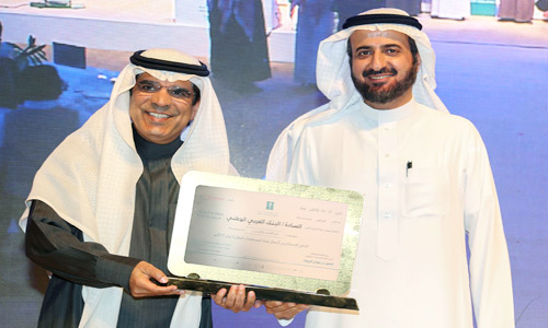  تكريم وزير التجارة والصناعة الدكتور توفيق الربيعة للبنك العربي الوطني