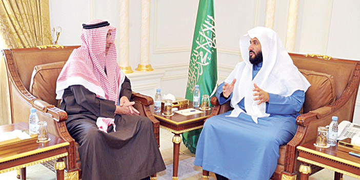  وزير العدل وأمين مدينة الرياض أثناء الاجتماع
