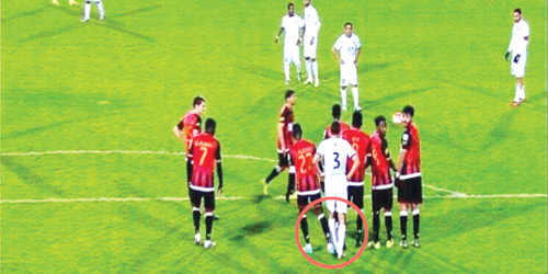  البيشي خلال ضربه ادواردو في المباراة