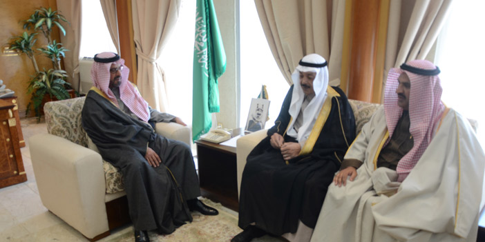  الأمير سعود ملتقياً اليحياء