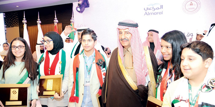  الأمير سلطان بن محمد مع الفائزين بالجائزة