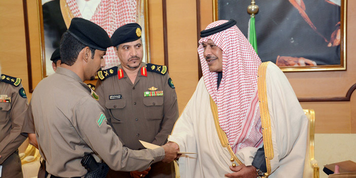 أمير منطقة الباحة يكرم عددا من رجال الأمن والمواطنين