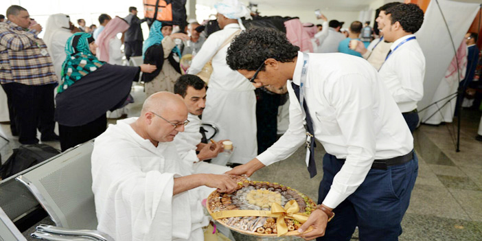  استقبال المعتمرين بالتمور والحلوى والأهازيج في مطار جدة الدولي