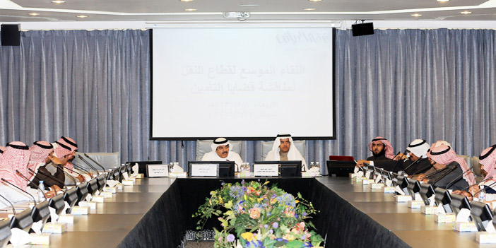  من اللقاء المفتوح الذي نظمته لجنة النقل بغرفة الرياض أمس لبحث قضايا القطاع مع شركات التأمين