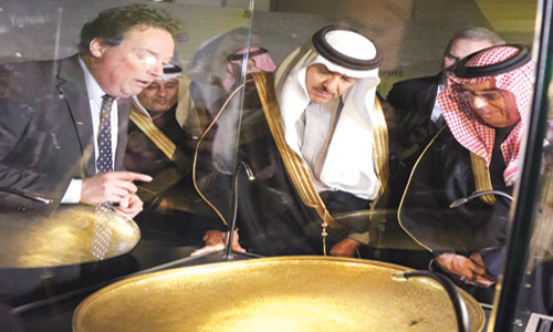  الأمير سلطان بن سلمان يشاهد إحدى القطع أثناء افتتاحه المعرض