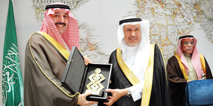  د. الربيعة يتلقى درعاً تذكارياً من الأمير محمد بن سعود بن خالد