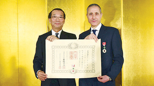  نوريهيرو أوكودا يقلّد شهاب فارس وسام إمبراطورية اليابان