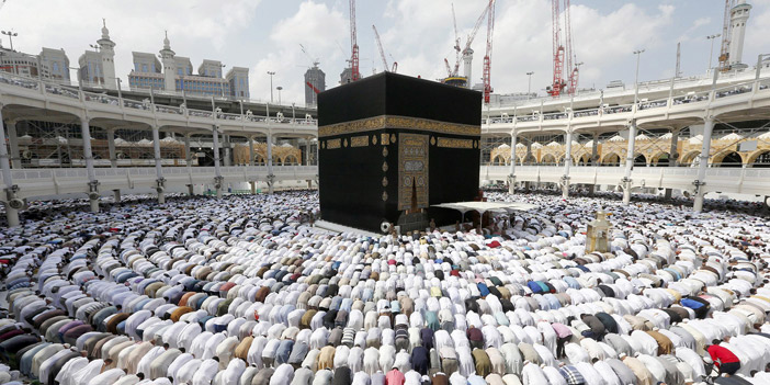 المصلون يؤدون صلاة الجمعة بالمسجد الحرام وسط منظومة خدمات متكاملة 