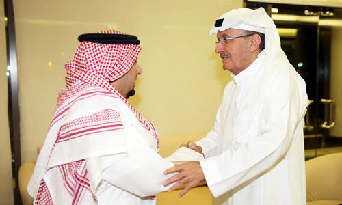  خالد بن عبدالله مع رئيس الأهلي الزويهري