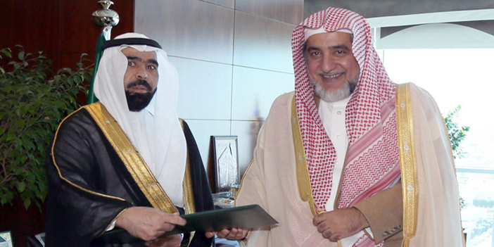  وزير الشؤون الإسلامية يسلم المكافأة للمواطن الرشود