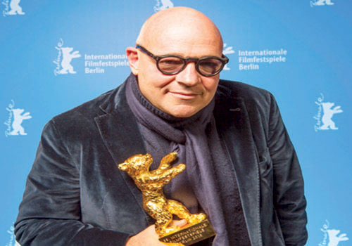  المخرج الإيطالي جيانفرانكو روسي يحمل جائزة الدب الذهبي