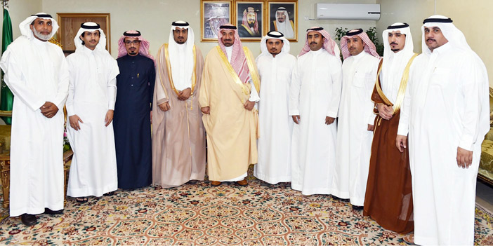  الأمير جلوي بن عبدالعزيز في لقطة جماعية مع منسوبي نادي نجران