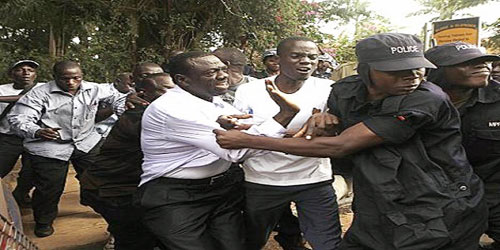 اعتقال زعيم المعارضة في أوغندا واصطحابه لجهة غير معلومة 