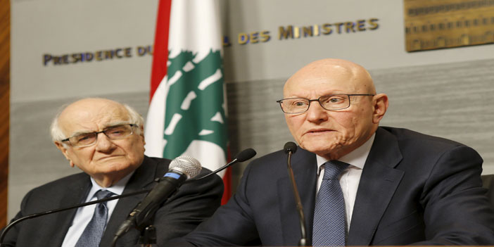  رئيس الوزراء اللبناني في الاجتماع الاستثنائي بجانب وزير المعلومات رمزي جريج