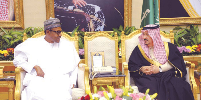  الأمير فيصل بن بندر خلال استقباله رئيس جمهورية نيجيريا