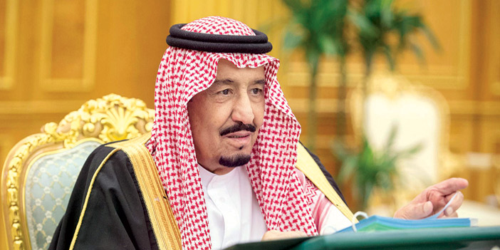  خادم الحرمين الشريفين خلال ترؤسه جلسة مجلس الوزراء ظهر أمس
