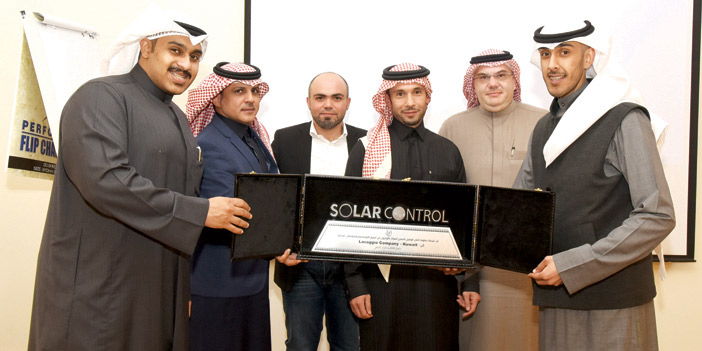  المدير التنفيذي حمزة بركات يسلم درع التكريم لفرع الكويت