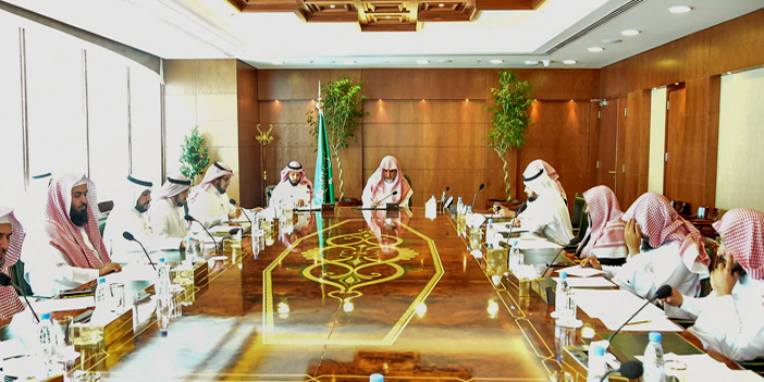  وزير الشؤون الإسلامية مترئساً الاجتماع