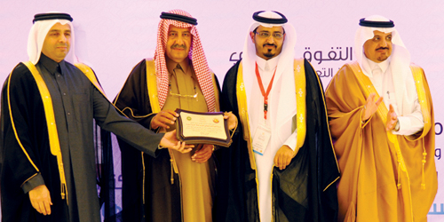  جانب من فعالية مكتب التربية العربي ويبدو الأمير سلطان بن محمد