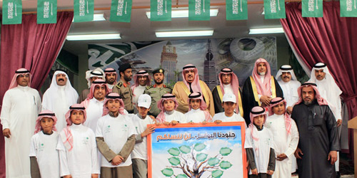  المحافظ مع المسؤلين والطلاب في أسبوع الشجرة بشقراء