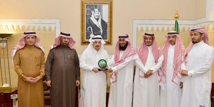  أمير منطقة الرياض مستقبلاً عدداً من مسؤولي الإمارة بعد تحقيق الجائزة