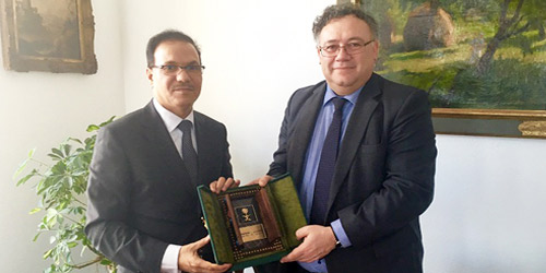  السفير يقدم هدية تذكارية للسيد اشتيفان إيجارتو