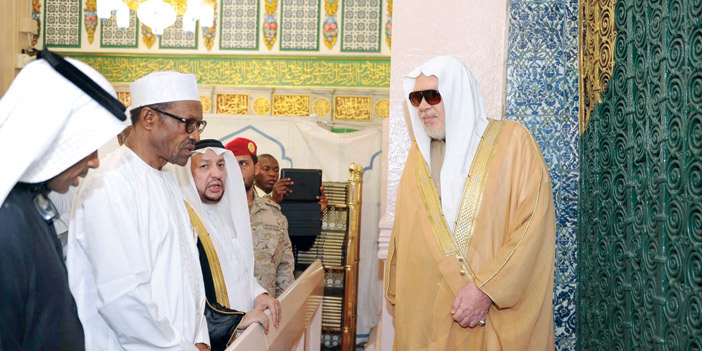  الرئيس النيجيري خلال زيارته المسجد النبوي