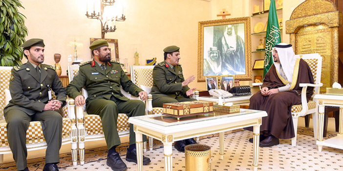  الأمير فيصل خلال لقائه بمدير جوازات منطقة القصيم