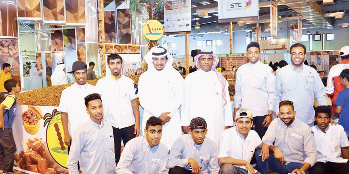  وفد التقنية أمام أكبر طبق تمور في العالم