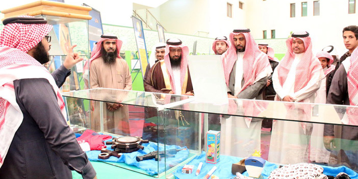  د. الثبيتي مفتتحاً المعرض