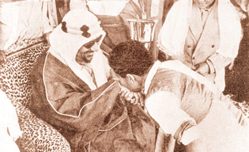  الملك سعود -رحمه الله- يسلم البطولة قائد الهلال مبارك العبد الكريم