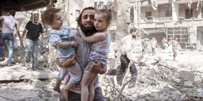  سوري يحمل أطفالاً ويهرب من القصف