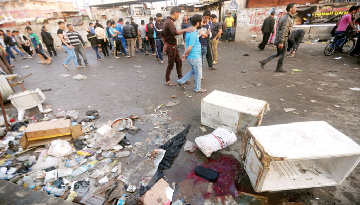  عراقيون يبحثون عن ذويهم في أرجاء سوق مريدي الشعبي بمدينة الصدر بعد الانفجار