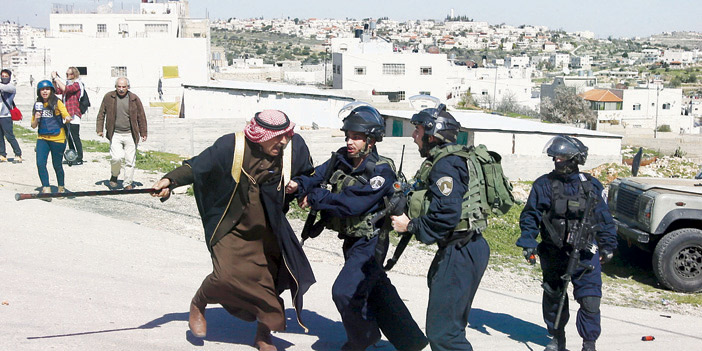  جنود الاحتلال يعترضون أحد كبار السن الفلسطينيين