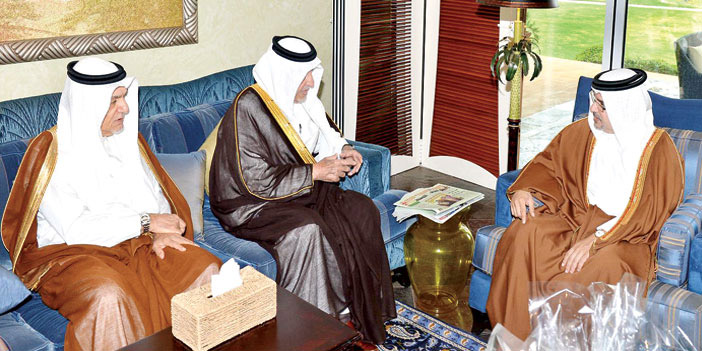  ولي عهد البحرين مستقبلاً الأمير خالد الفيصل والأمير تركي الفيصل