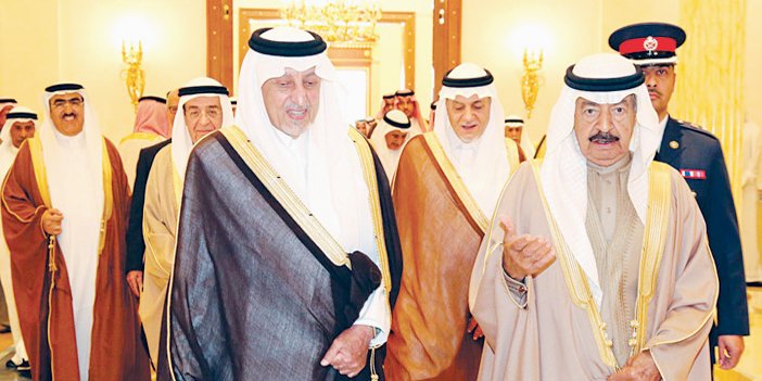  الأمير خليفة بن سلمان خلال استقباله الأميرين خالد الفيصل وتركي الفيصل