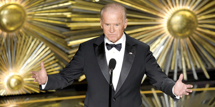 نائب الرئيس الأمريكي يقدم ليدي جاجا 