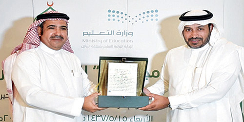  د يوسف الحزيم والأستاذ محمد المرشد بعد توقيع مذكرة التفاهم 