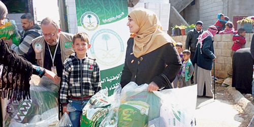  لقطتان من توزيع المساعدات