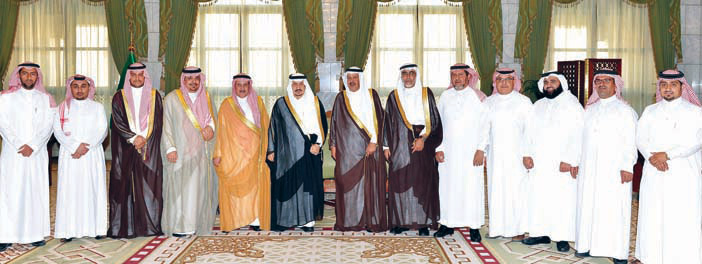  أمير الرياض في صورة جماعية مع منسوبي نادي الصم