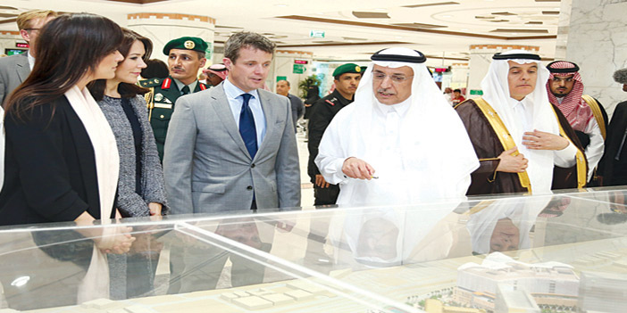  د. القصبي يقدم شرحاً لولي عهد الدنمارك