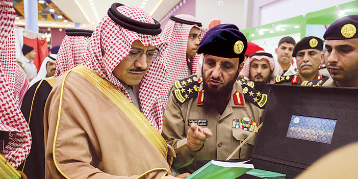  الأمير مشعل يتجول في معرض الدفاع المدني